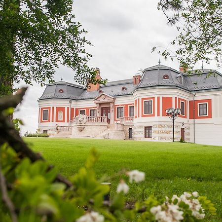 Voeroes Kastely Kunbaracs Bagian luar foto